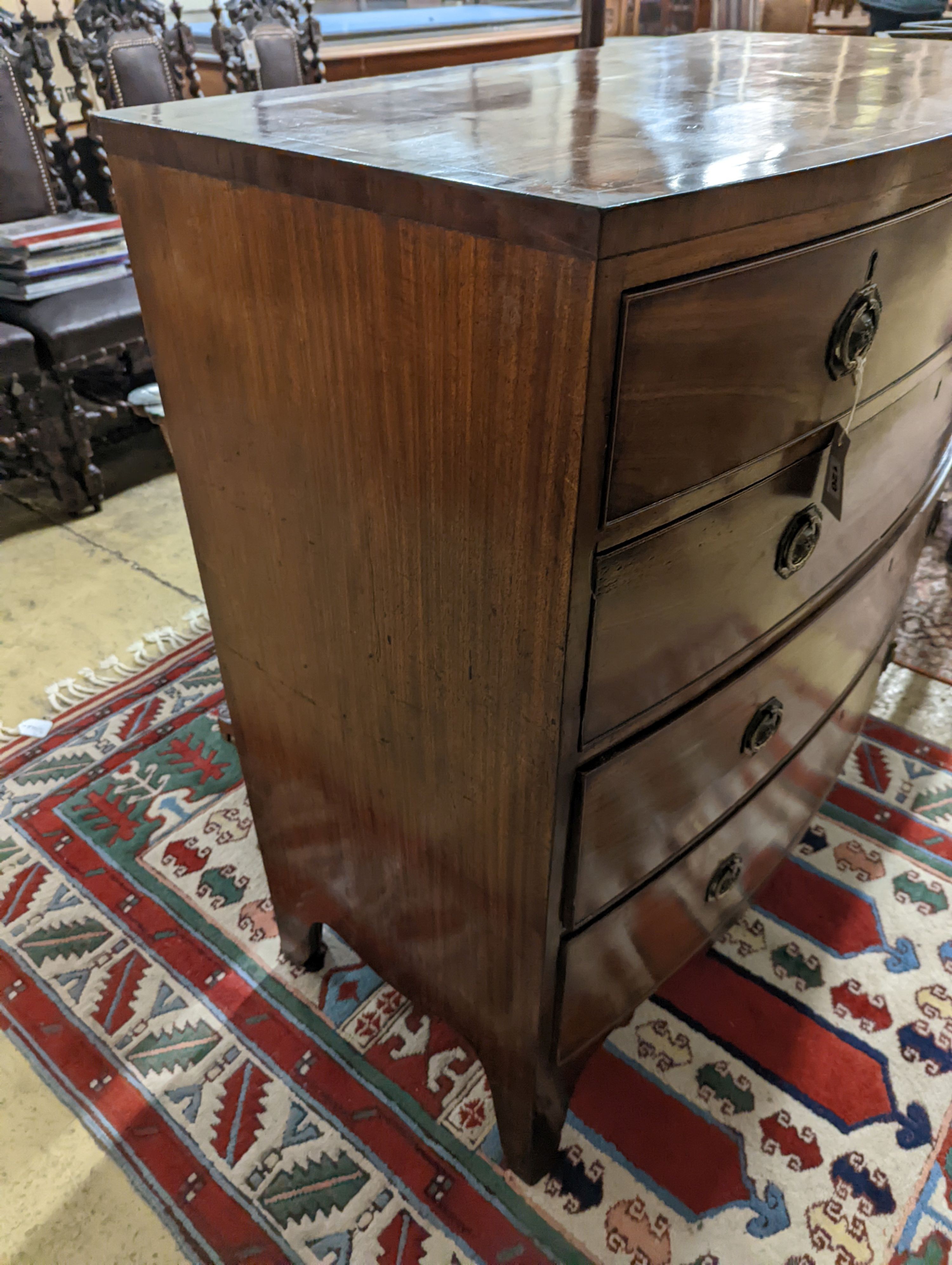 A Regency mahogany bowfront chest. W-105cm, D-54cm, H-106cm.